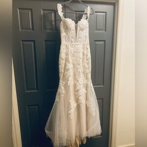 Beautiful wedding dress size 8